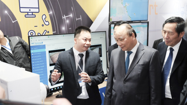 Thủ tướng Chính phủ Nguyễn Xuân Phúc thăm quan triển lãm công nghệ 