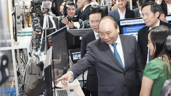 Thủ tướng Chính phủ Nguyễn Xuân Phúc tại triển lãm công nghệ 
