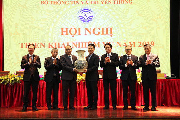 Món quà Thủ tướng Nguyễn Xuân Phúc dành tặng lãnh đạo và cán bộ công nhân viên chức Bộ TT&TT. Ảnh: Trọng Đạt
