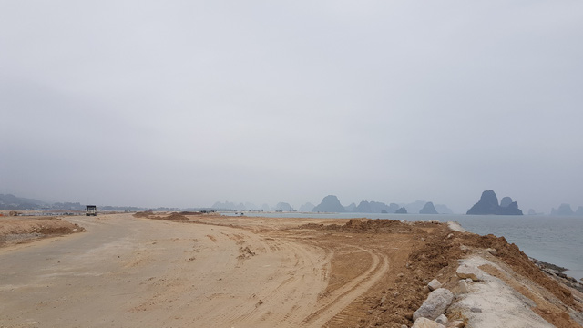 Tuyến đường bao biển Vân Đồn đang được xây dựng