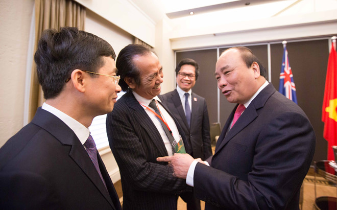 Thủ tướng Nguyễn Xuân Phúc trao đổi với doanh nhân Nguyễn Ngọc Mỹ (bắt tay đứng giữa).