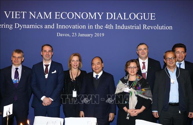 Thủ tướng Nguyễn Xuân Phúc và Giám đốc điều hành WEF Olivier Schwab chủ trì buổi đối thoại với lãnh đạo các tập đoàn toàn cầu về kinh tế Việt Nam. Ảnh: Thống Nhất/TTXVN