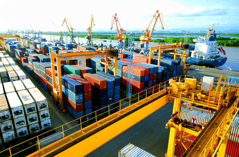 Nền kinh tế Việt Nam hiện có độ mở rất lớn. Hình ảnh cho thấy hoạt động xuất nhập khẩu sôi động tại cảng Hải Phòng.