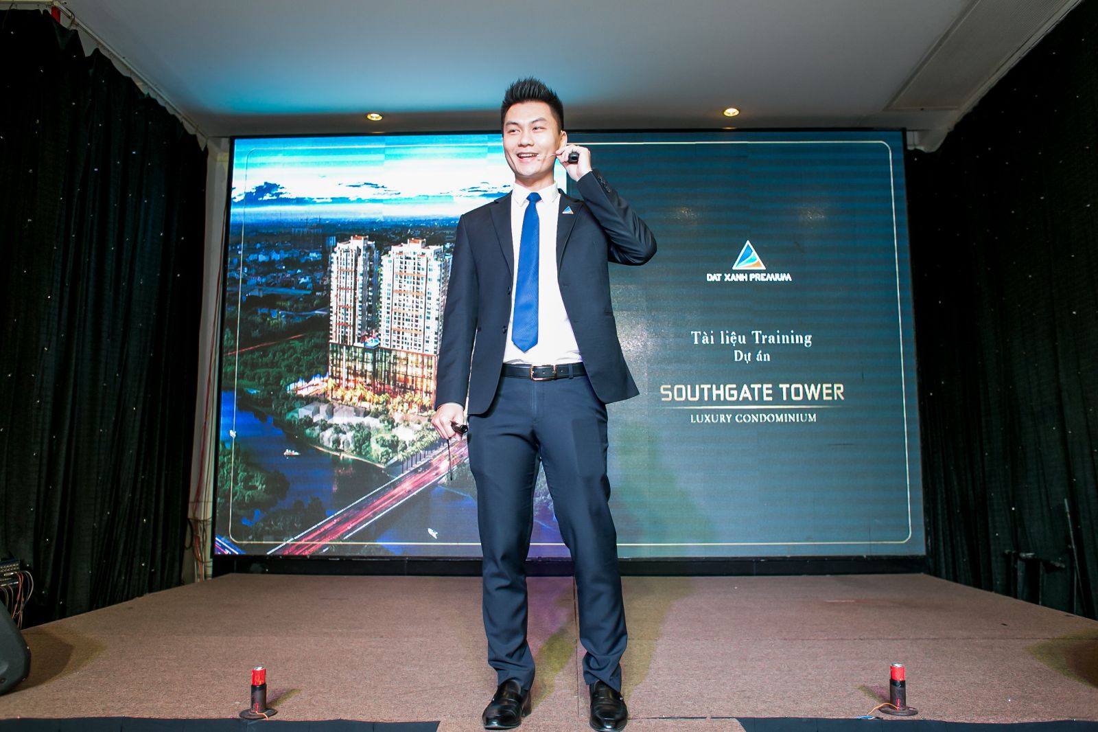 Ông Nguyễn Quốc Quý – Tổng giám đốc Công ty Cổ Phần Đất Xanh Premium training cho nhân viên trong sự kiện lễ ra quân dự án Southgate Tower