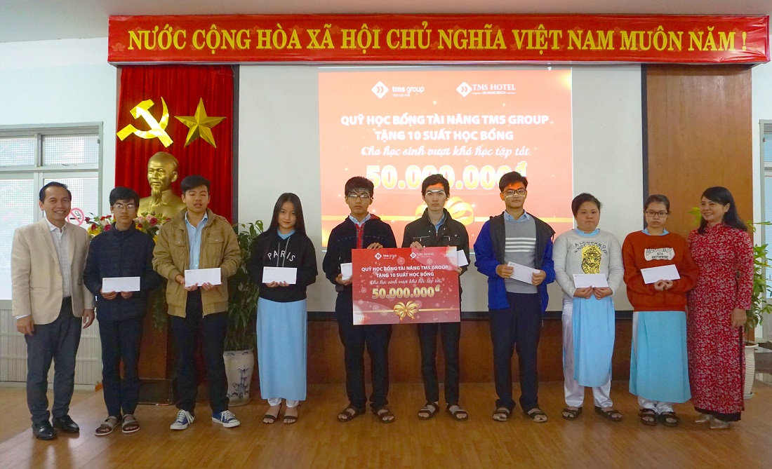 Ông Nguyễn Sơn - Giám đốc Khách sạn TMS Hotel Da Nang Beach đại diện Tập đoàn TMS trao tặng 10 suất học bổng cho các em học sinh