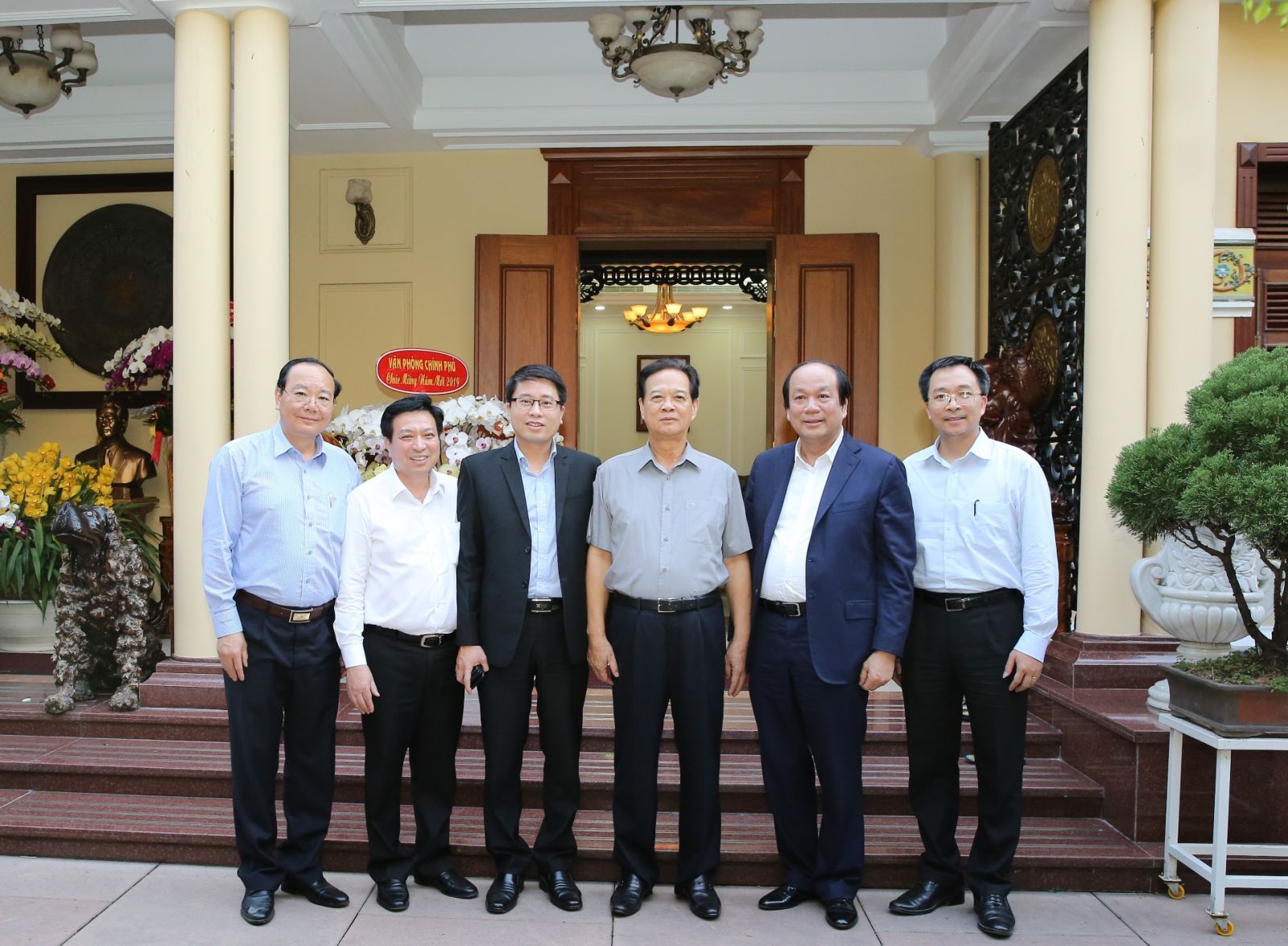 Bộ trưởng Mai Tiến Dũng cùng Đoàn công tác thăm, chúc tết gia đình nguyên Thủ tướng Chính phủ Nguyễn Tấn Dũng. Ảnh: VGP/Mạnh Hùng
