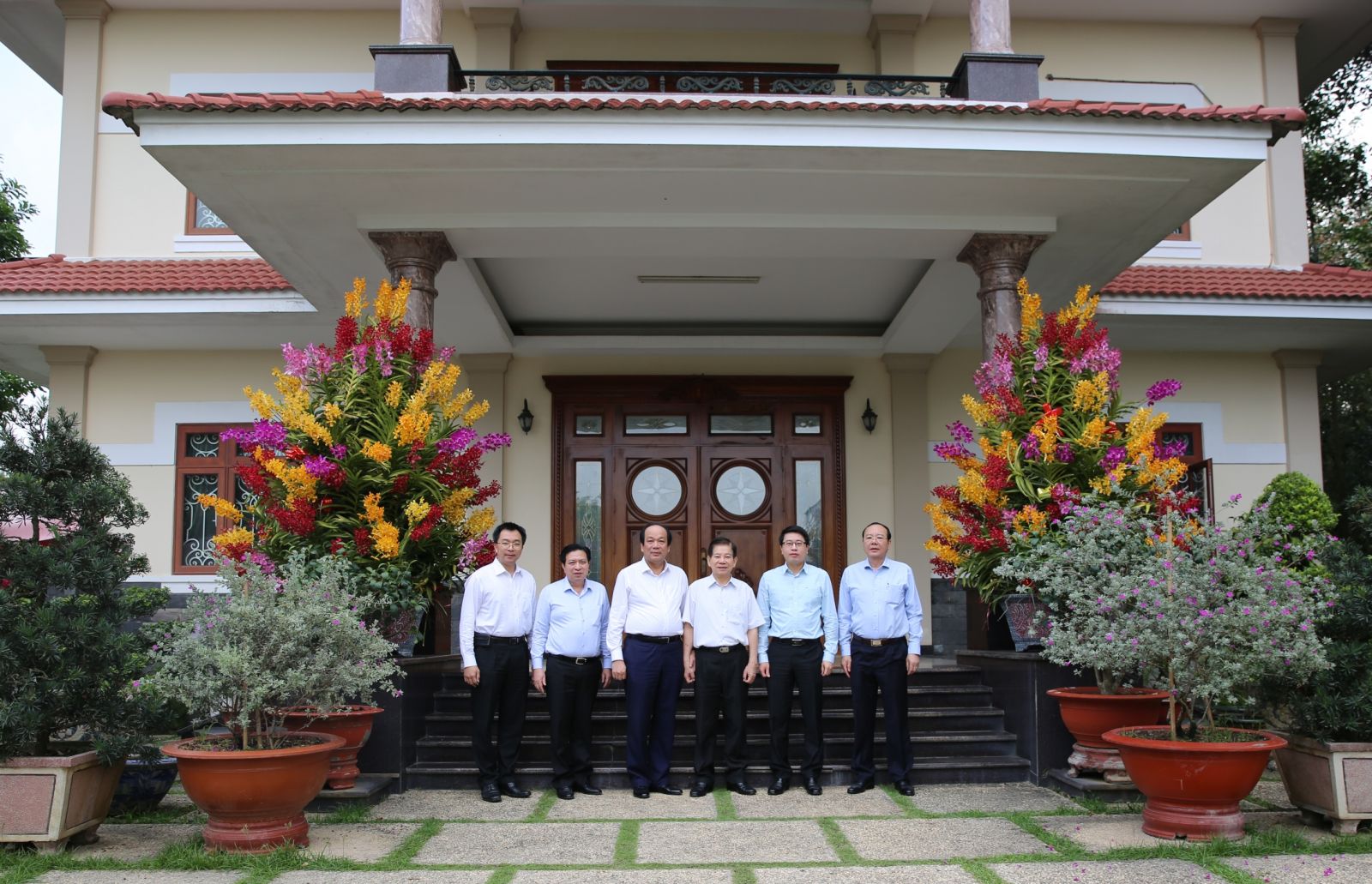 Bộ trưởng Mai Tiến Dũng cùng Đoàn công tác thăm, chúc Tết gia đình nguyên Chủ tịch nước Nguyễn Minh Triết. Ảnh: VGP/Mạnh Hùng