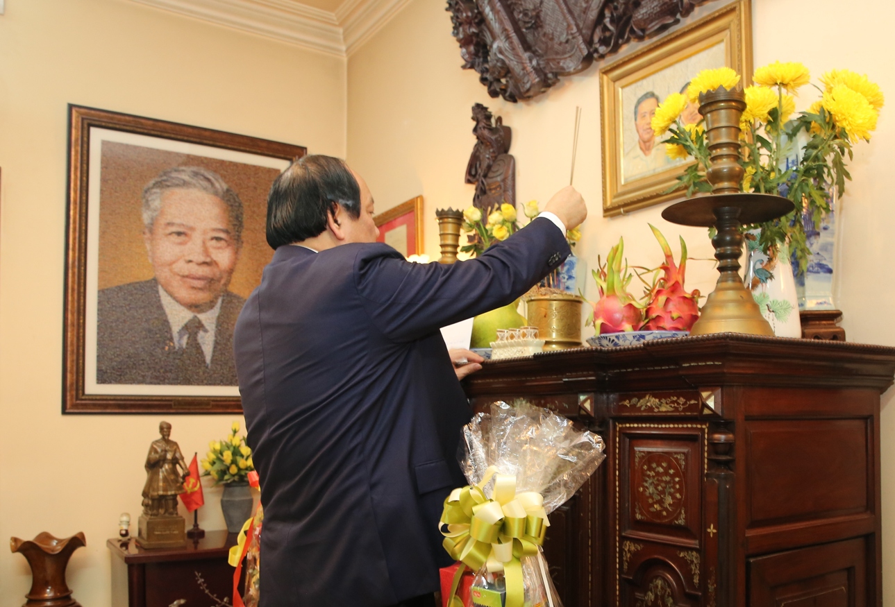 Bộ trưởng Mai Tiến Dũng dâng hương tưởng nhớ nguyên Thủ tướng Chính phủ Phạm Hùng. Ảnh: VGP/Mạnh Hùng