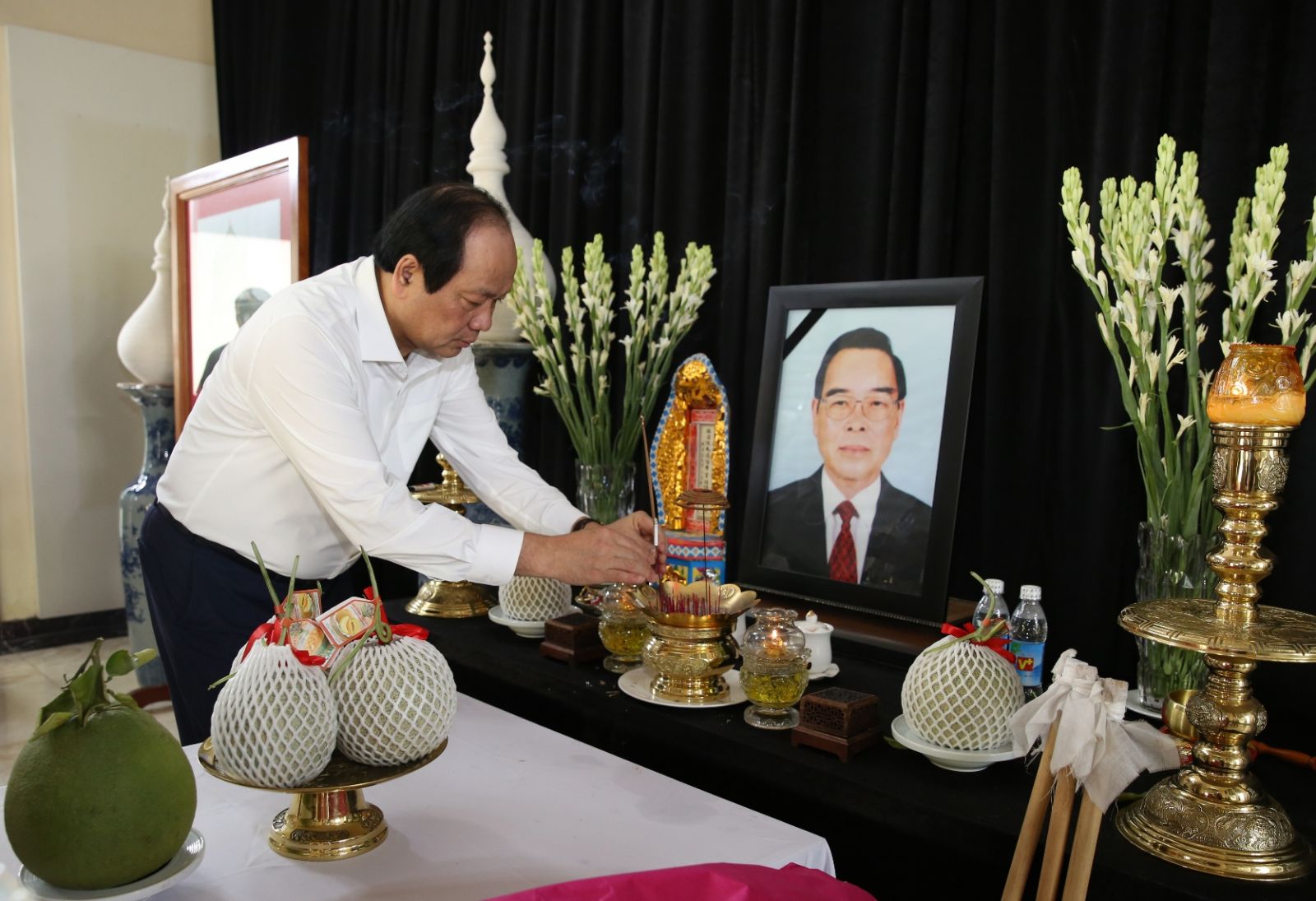 Bộ trưởng Mai Tiến Dũng dâng hương tưởng nhớ nguyên Thủ tướng Chính phủ Võ Văn Kiệt. Ảnh: VGP/Mạnh Hùng