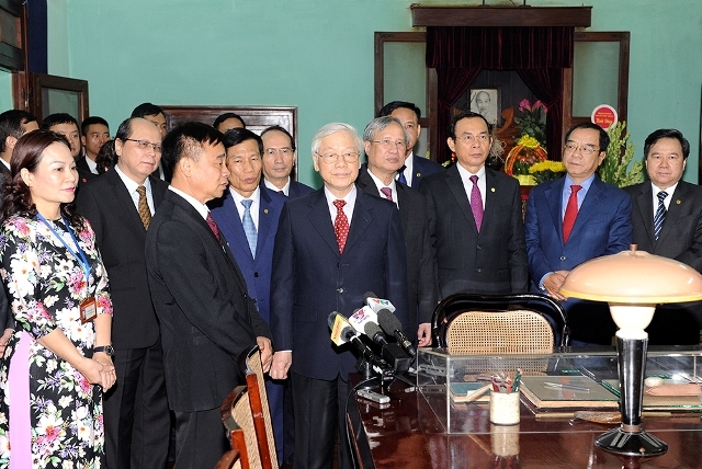 ổng Bí thư, Chủ tịch nước Nguyễn Phú Trọng nói chuyện, chúc Tết cán bộ, nhân viên Khu di tích Chủ tịch Hồ Chí Minh, Phủ Chủ tịch.