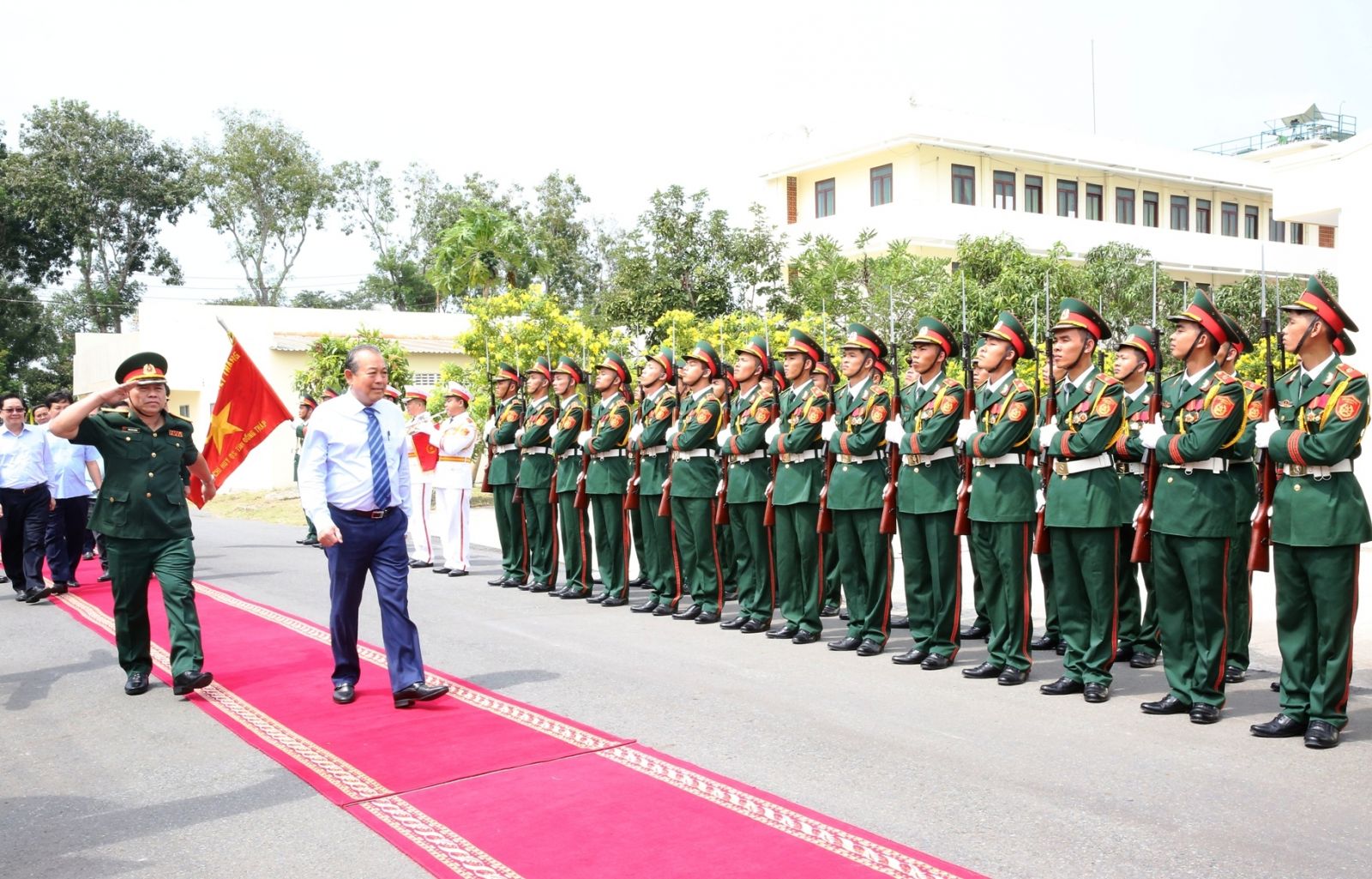 Phó Thủ tướng Trương Hòa Bình thăm Bộ chỉ huy Quân sự tỉnh Đồng Tháp. Ảnh: VGP/Mạnh Hùng
