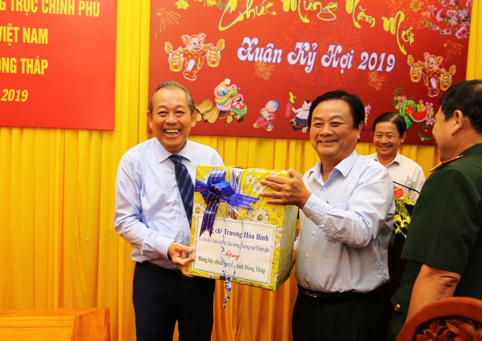 Phó Thủ tướng Trương Hòa Bình tặng quà Tỉnh ủy tỉnh Đồng Tháp. Ảnh: VGP/Mạnh Hùng
