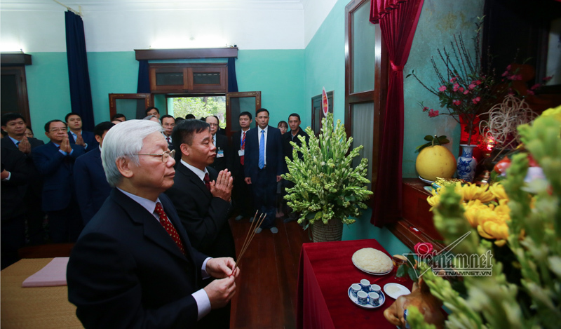 Tổng bí thư, Chủ tịch nước Nguyễn Phú Trọng thắp hương tưởng niệm Chủ tịch Hồ Chí Minh tại Nhà 67. Ảnh: Phạm Hải