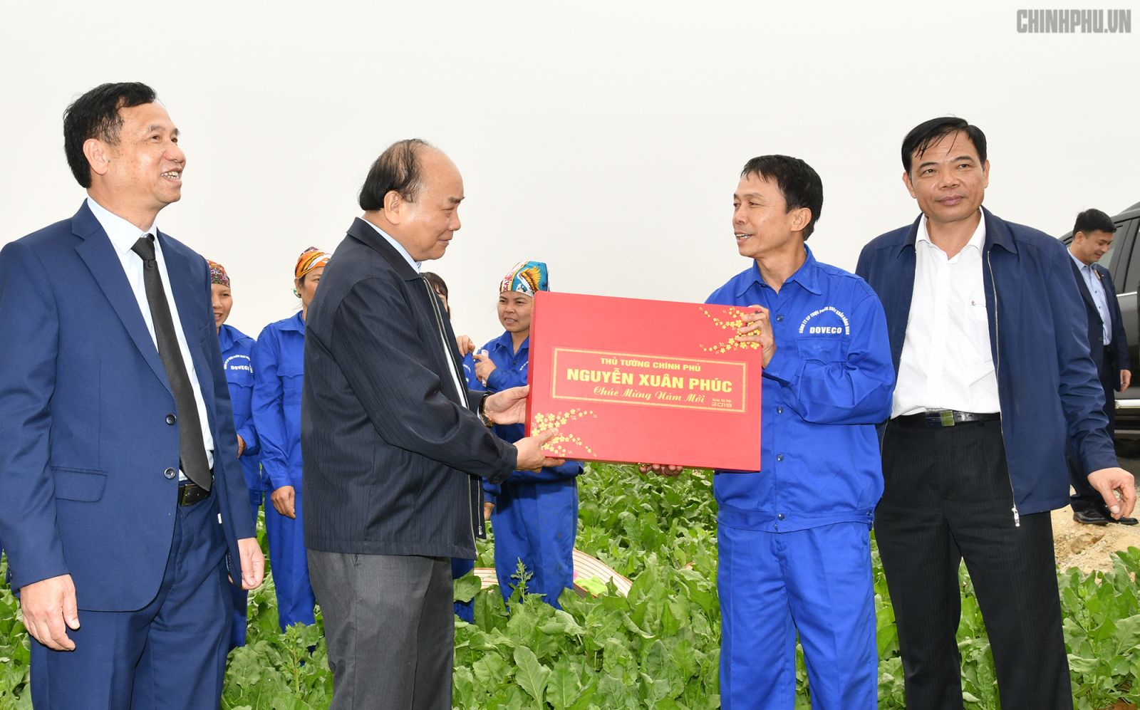 Thủ tướng tặng quà cho người lao động Công ty Đồng Giao. Ảnh VGP/Quang Hiếu