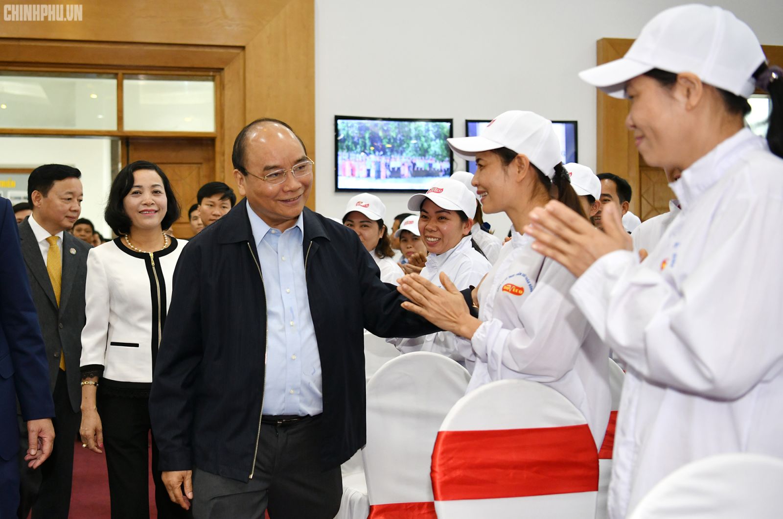 Thủ tướng thăm hỏi người lao động Doveco - Ảnh: VGP/Quang Hiếu
