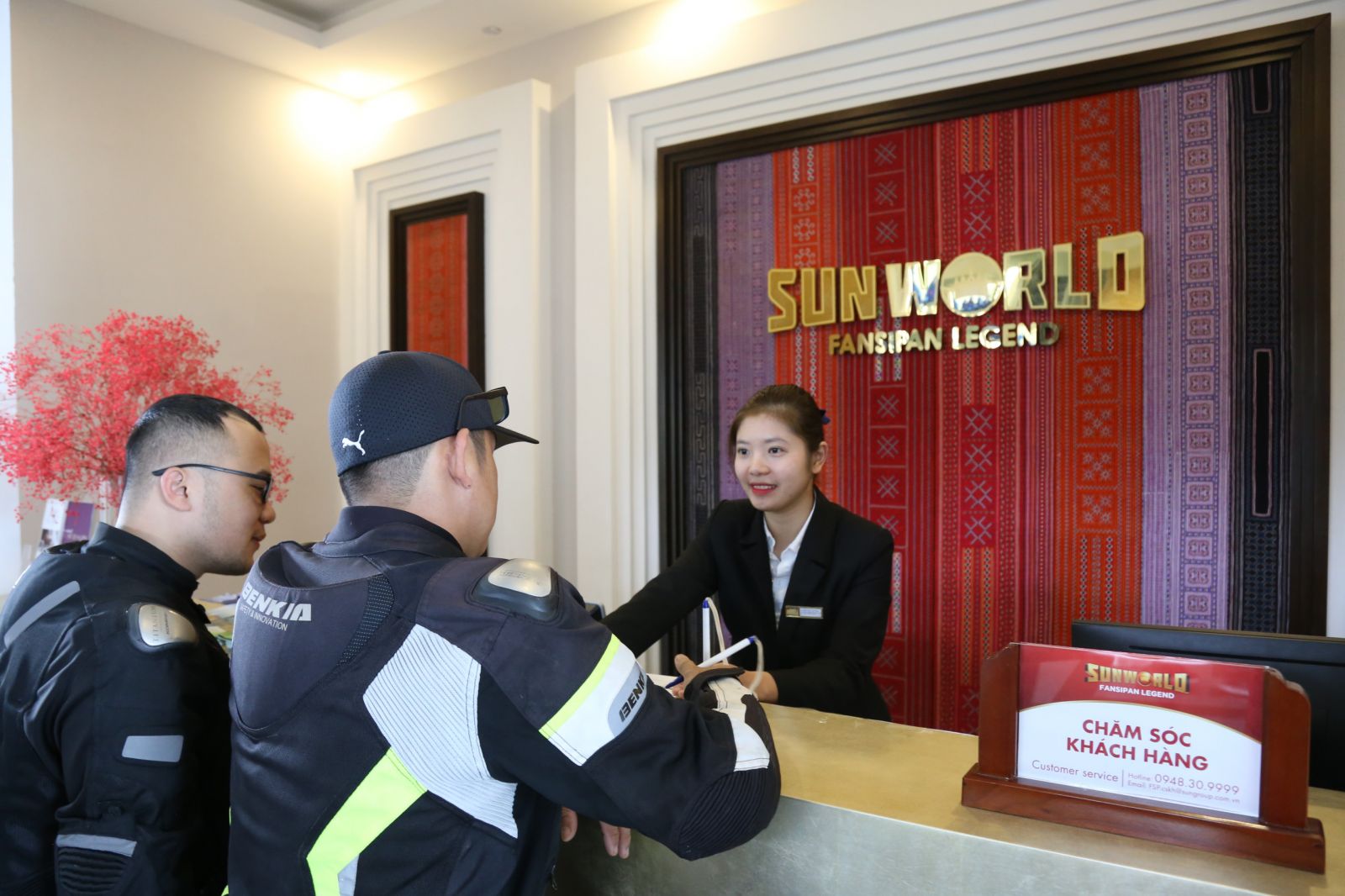 Vi Thị Ngọc Quỳnh (dân tộc Tày, đến từ Yên Bái), nhân viên chăm sóc khách hàng của Sun World Fansipan Legend.