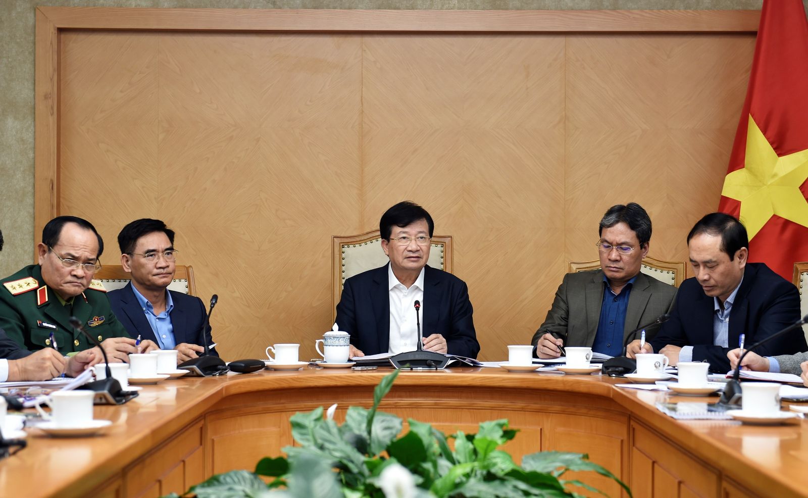 Phó Thủ tướng Trịnh Đình Dũng phát biểu tại cuộc họp. Ảnh: VGP/Nhật Bắc 