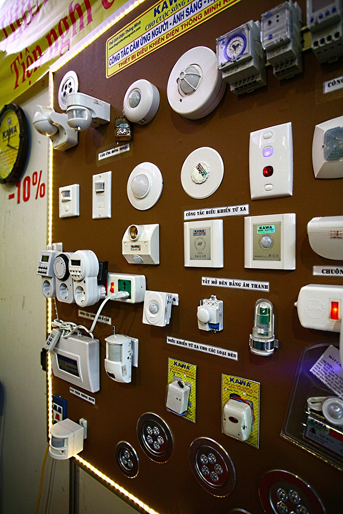 Các loại thiết bị điều khiển thông minh cho thiết bị được nhà cung cấp giới thiệu tại triển lãm Vietbuild (Hà Nội, 2012)