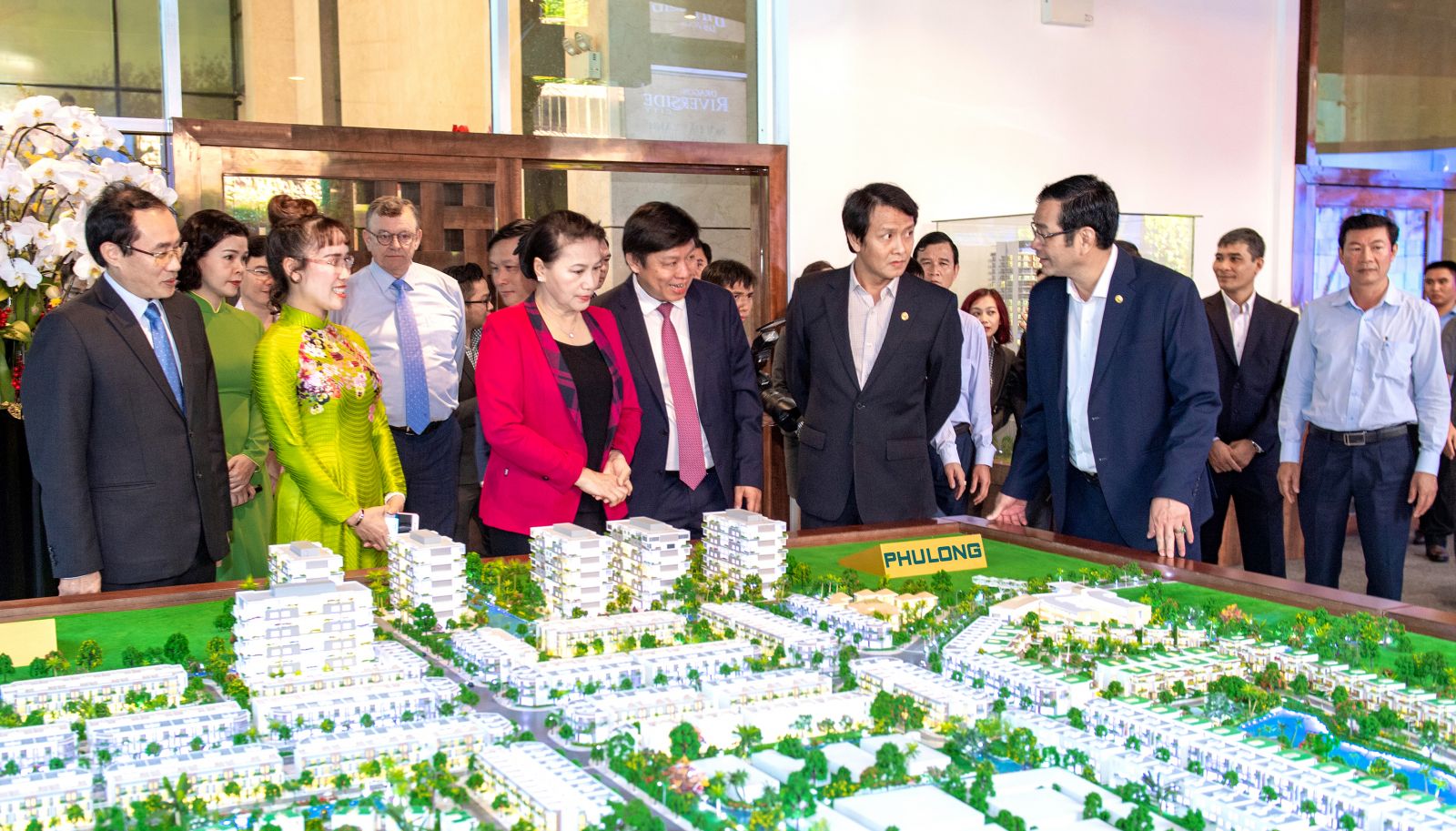 Chủ tịch Quốc hội tham quan các dự án của Phú Long tại sàn giao dịch bất động sản