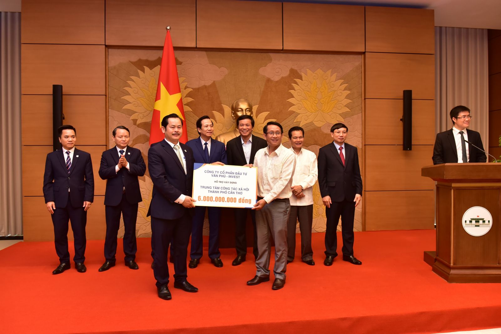 Đại diện Văn Phú – Invest trao tặng 6 tỷ đồng cho Trung tâm Công tác Xã hội thành phố Cần Thơ chuyên nuôi dưỡng trẻ mồ côi và trẻ bị ảnh hưởng của chất độc da cam/dioxin.