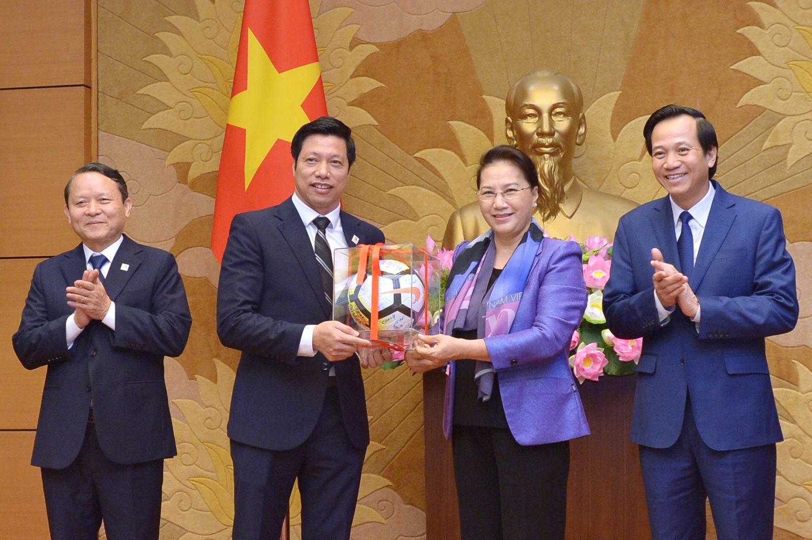 Chủ tịch Quốc hội Nguyễn Thị Kim Ngân tặng quà cho Văn Phú – Invest với những đóng góp vì cộng đồng.