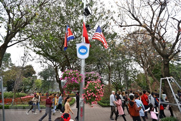 Cờ Mỹ, cờ Triều Tiền và cờ Việt Nam được trang trí khu vực hồ Hoàn Kiếm. (Ảnh: Minh Quyết/TTXVN)
