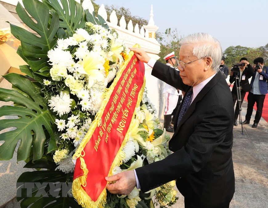 Tổng Bí thư, Chủ tịch nước Nguyễn Phú Trọng đến đặt vòng hoa tại Đài tưởng niệm các Anh hùng Liệt sỹ Lào. (Ảnh: Trí Dũng/TTXVN)
