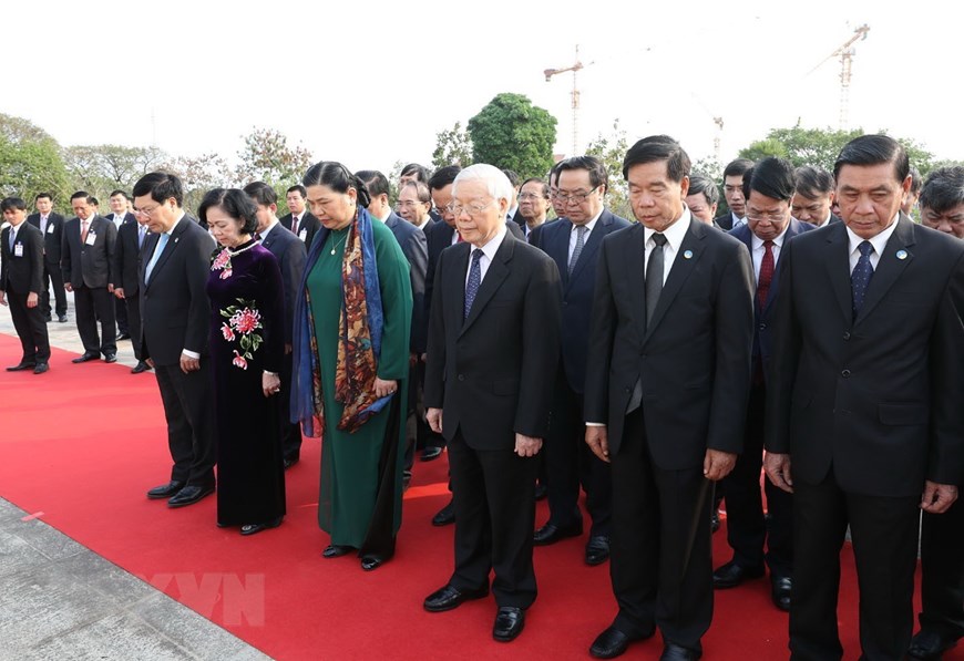 Tổng Bí thư, Chủ tịch nước Nguyễn Phú Trọng và các đại biểu viếng Đài tưởng niệm các Anh hùng Liệt sỹ Lào. (Ảnh: Trí Dũng/TTXVN)