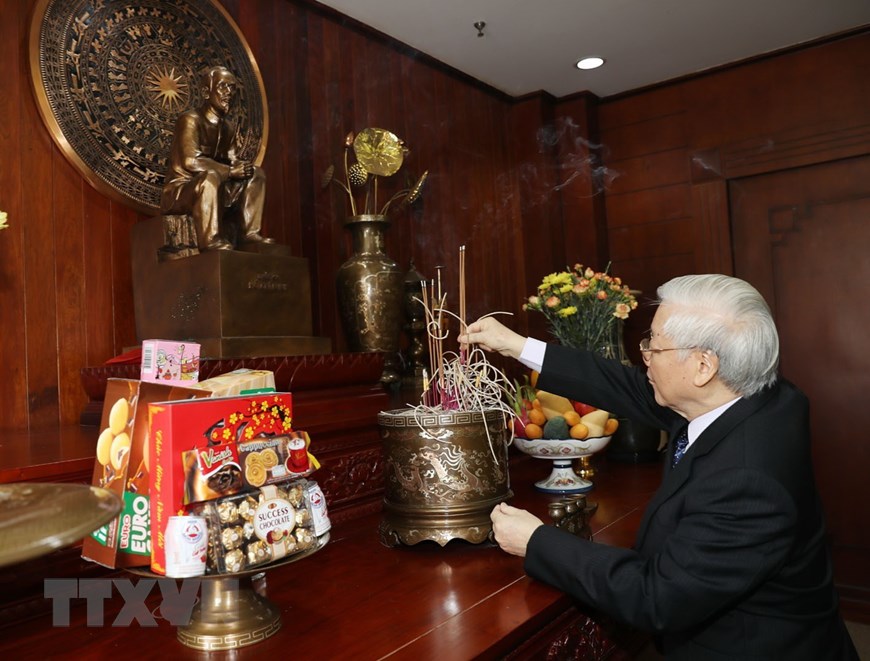 Tổng Bí thư, Chủ tịch nước Nguyễn Phú Trọng thắp hương tưởng niệm Chủ tịch Hồ Chí Minh tại Đại sứ quán Việt Nam tại Lào. (Ảnh: Trí Dũng/TTXVN)