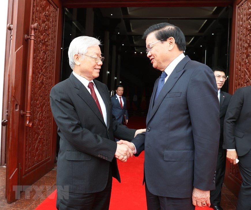 Tổng Bí thư, Chủ tịch nước Nguyễn Phú Trọng hội kiến với Thủ tướng Lào Thongloun Sisoulith. (Ảnh: Trí Dũng/TTXVN)