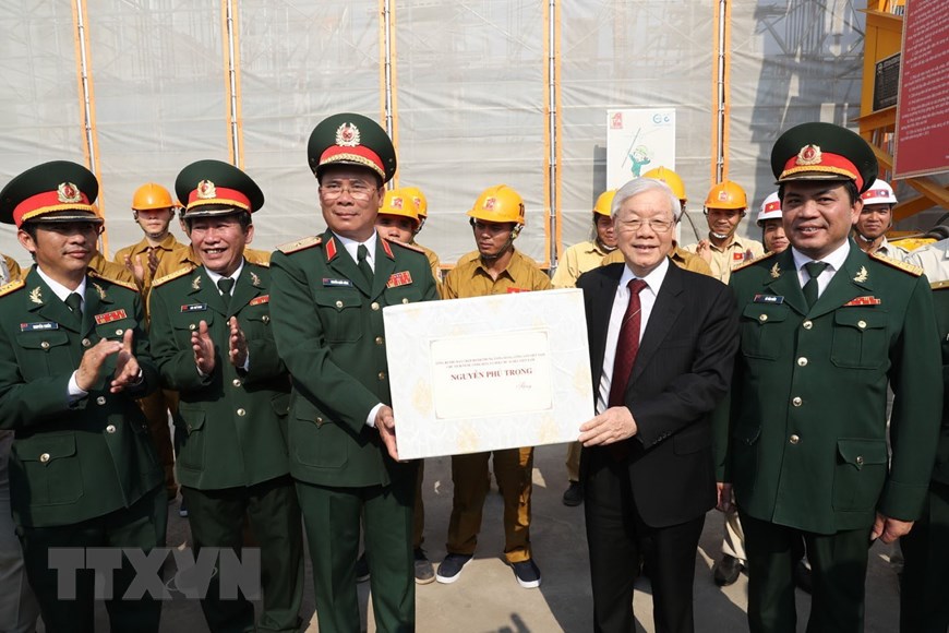 Tổng Bí thư, Chủ tịch nước Nguyễn Phú Trọng tặng quà cho cán bộ, chiến sỹ đang làm việc tại công trình Nhà Quốc hội Lào. (Ảnh: Trí Dũng/TTXVN)