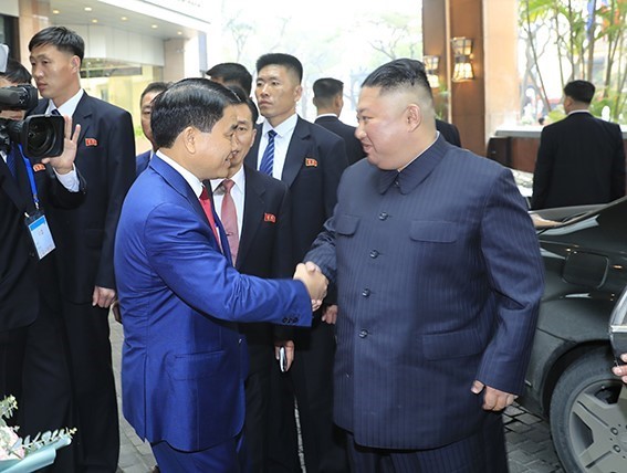 Chủ tịch UBND TP. Hà Nội Nguyễn Đức Chung đón, tặng hoa chào mừng chủ tịch Triều Tiên Kim Jong-un, tại khách sạn Melia (ảnh TTXVN).