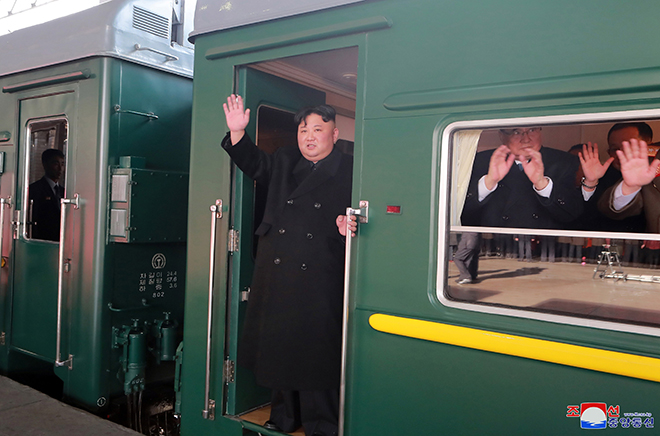Trước đó, Chủ tịch Triều Tiên Kim Jong-un đã lựa chọn tàu hỏa làm phương tiện để hành trình tới Hà Nội (Việt Nam). Chuyến tàu chở Chủ tịch Triều Tiên Kim Jong-un khởi hành từ Bình Nhưỡng vào 17 giờ ngày 23/2 theo giờ địa phương (ảnh: hãng thông tấn KCNA của Triều Tiên)
