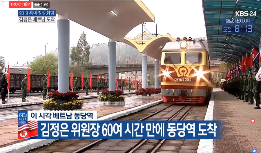 Đoàn tàu hỏa đặc biệt chở Chủ tịch Kim Jong-un và đoàn Triều Tiên đến ga Đồng Đăng lúc 8 giờ 13 phút. (Ảnh: TTXVN)
