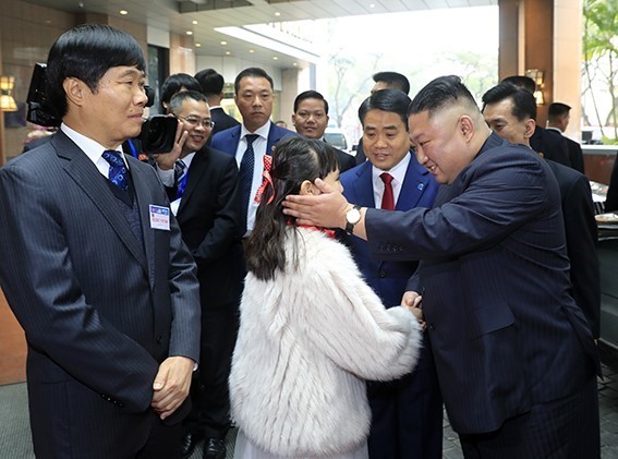 Chủ tịch Triều Tiên Kim Jong-un bày tỏ tình cảm thân mật với thiếu nhi Hà Nội tại lễ đón ở khách sạn Melia (ảnh TTXVN).