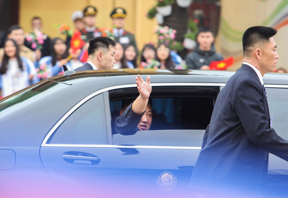 Chủ tịch Kim Jong-un vẫy tay chào người dân bên ngoài nhà ga Đồng Đăng. Sau lễ đón tại nhà ga Đồng Đăng, Chủ tịch Triều Tiên Kim Jong-un đã rời Lạng Sơn về Hà Nội trong chương trình tham dự Hội nghị thượng đỉnh Mỹ-Triều Tiên lần thứ hai tại Hà Nội trong 2 ngày 27 - 28/2/2019 và thăm hữu nghị chính thức Việt Nam. (ảnh: Báo Lao động)