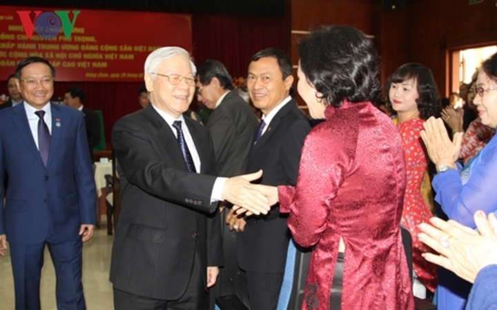 Trong khuôn khổ chuyến thăm hữu nghị chính thức nước CHDCND Lào, sáng 25/2, Tổng Bí thư, Chủ tịch nước Nguyễn Phú Trọng đã đến thăm và nói chuyện với cán bộ nhân viên Đại sứ quán, cộng đồng người Việt Nam tại Lào.