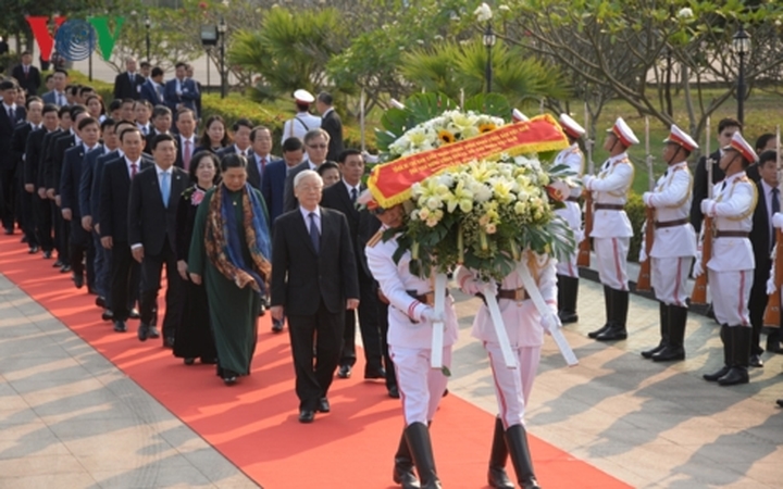 Trước đó, Tổng Bí thư, Chủ tịch nước Nguyễn Phú Trọng đã đến đặt vòng hoa viếng các anh hùng liệt sỹ tại Đài tưởng niệm các anh hùng liệt sỹ Lào