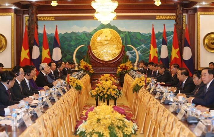 Trong khuôn khổ chuyến thăm Tổng Bí thư, Chủ tịch nước Nguyễn Phú Trọng và Tổng Bí thư, Chủ tịch nước Bounhang Vorachith ra Tuyên bố chung Việt-Lào. Trong đó, hai bên nhất trí tiếp tục phối hợp chặt chẽ thực hiện có hiệu quả các thỏa thuận giữa Lãnh đạo cấp cao hai Đảng, hai nước, các Tuyên bố chung Việt Nam – Lào nhân các chuyến thăm hữu nghị chính thức của Lãnh đạo cấp cao hai Đảng, hai Nhà nước gần đây trên cơ sở phát huy tinh thần độc lập, tự chủ, hợp tác bình đẳng và cùng có lợi. Trong ảnh: Tổng Bí thư, Chủ tịch nước hội đàm với Tổng Bí thư, Chủ tịch nước Lào Bounnhang Vorachith. (Ảnh: TTXVN)