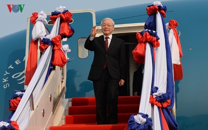 Trước đó, sáng 24/2, Tổng Bí thư, Chủ tịch nước Nguyễn Phú Trọng và Đoàn đại biểu cấp cao Việt Nam đã đến sân bay quốc tế Wattay, thủ đô Vientiane, bắt đầu chuyến thăm hữu nghị chính thức nước CHDCND Lào theo lời mời của Tổng Bí thư, Chủ tịch nước Lào Bounhang Vorachith.