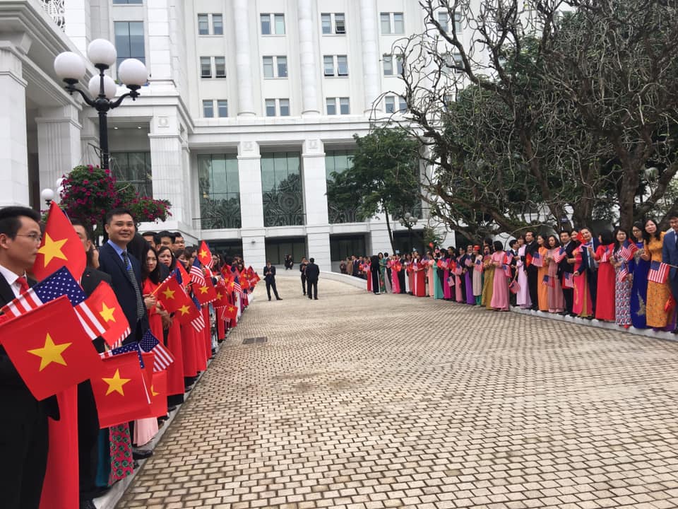 Đông đảo cán bộ, công chức, viên chức, người lao động Văn phòng Chính phủ sẵn sàng chào đón Tổng thống Hoa Kỳ tới hội kiến với Thủ tướng Nguyễn Xuân Phúc.