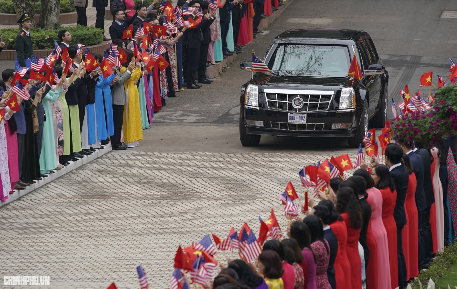 Đoàn xe chở Tổng thống Hoa Kỳ trên đường tiến vào Trụ sở Chính phủ.