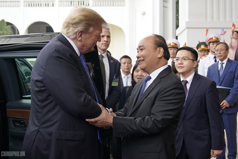 Thủ tướng đón Tổng thống Donald Trump.