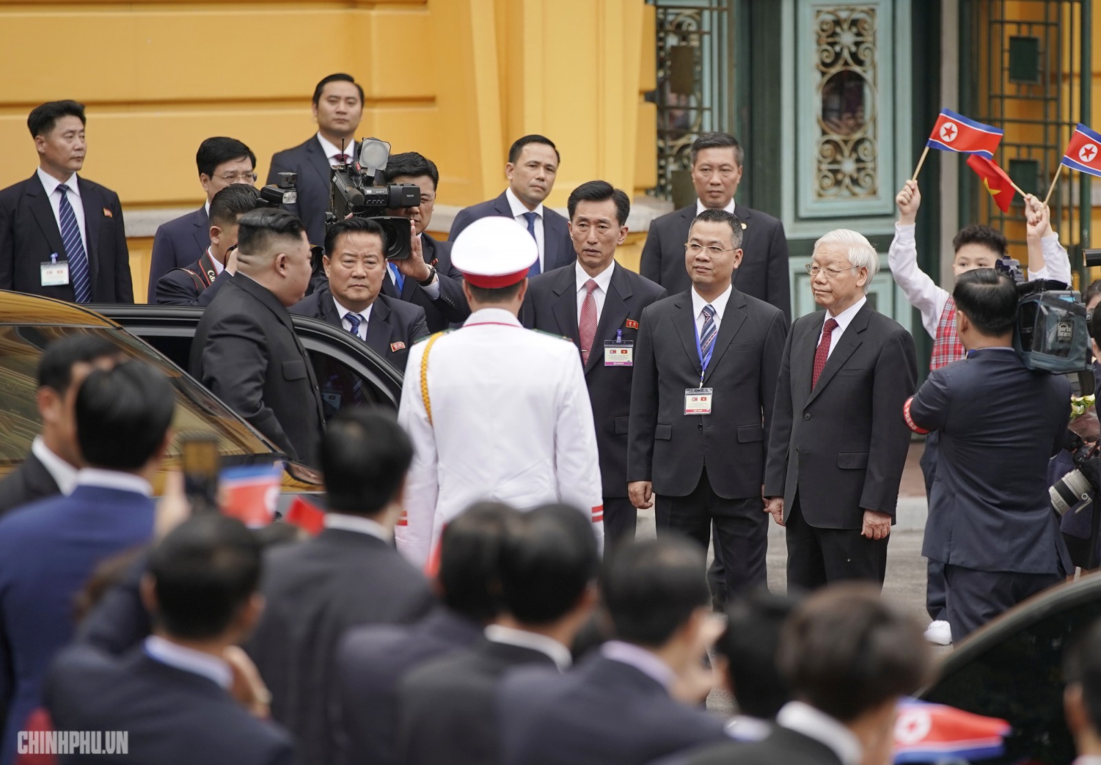 Tổng Bí thư, Chủ tịch nước Nguyễn Phú Trọng đón Chủ tịch Kim Jong-un. Ảnh VGP/ Quang Hiếu