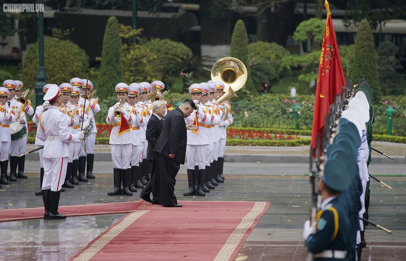 Chủ tịch Triều Tiên Kim Jong-un chào Quân kỳ quyết thắng của Quân đội nhân dân Việt Nam. Ảnh VGP/ Quang Hiếu