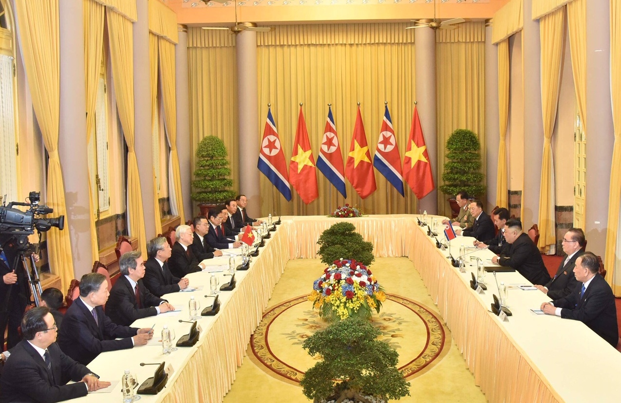 Tổng Bí thư, Chủ tịch nước Nguyễn Phú Trọng hội đàm với Chủ tịch Kim Jong-un. Ảnh VGP/Nhật Bắc
