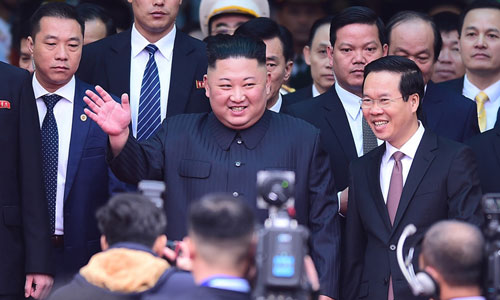Chủ tịch Triều Tiên Kim Jong-un vẫy tay trước báo giới khi xuống ga Đồng Đăng, Lạng Sơn hôm 26/2. Ảnh: Giang Huy.