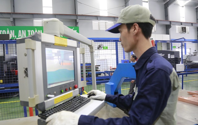 Vận hành dây chuyền sản xuất bằng công nghệ thông tin tại Công ty CP Công nghiệp Á Châu. Ảnh: Thanh Hải GDP sẽ tăng hơn 62 tỷ USD nhờ cách mạng công nghiệp 4.0