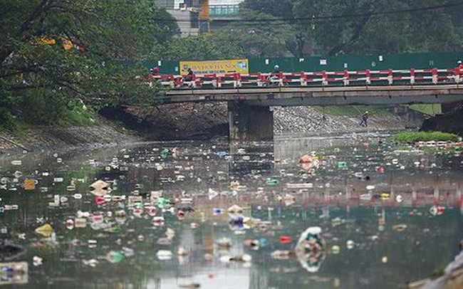 Sông Tô Lịch ngập rác