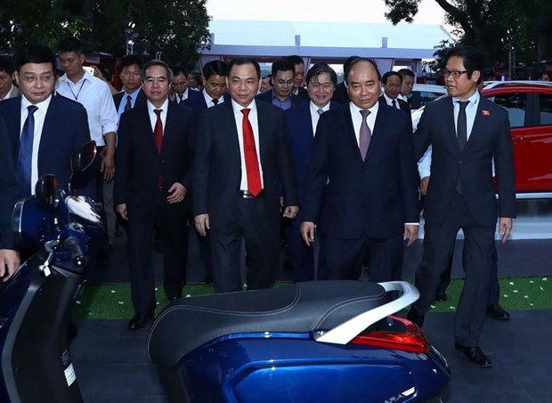 Thủ tướng Nguyễn Xuân Phúc và các đại biểu tham quan sản phẩm xe máy Klara của VinFast (Ảnh: Thống Nhất/TTXVN)